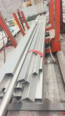 Tube en acier allié d'épaisseur personnalisée conçu pour répondre aux normes industrielles, offrant résistance et longévité pour les applications de fabrication