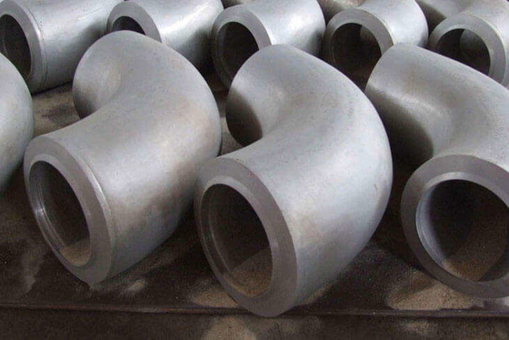 Garnitures de tube en acier sans couture de coude de l'acier au carbone A335 P11 P22 P91 d'Astm 273 X tuyau de coude soudé par 12.7mm d'acier allié de courbure