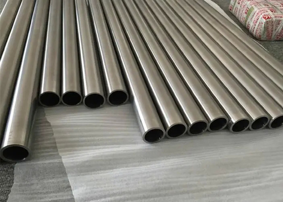 Pipe en alliage de nickel avec examen métallographique et procédé d'usinage
